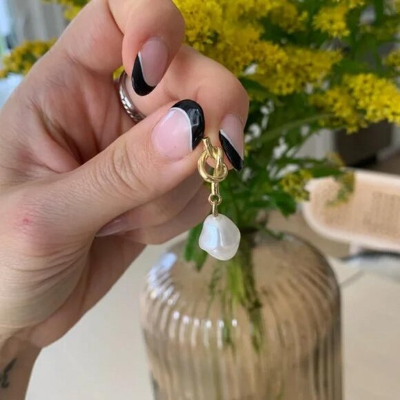 The Christy Huggie gold stud Pearl earrings knot gold - Picture 3 of 4